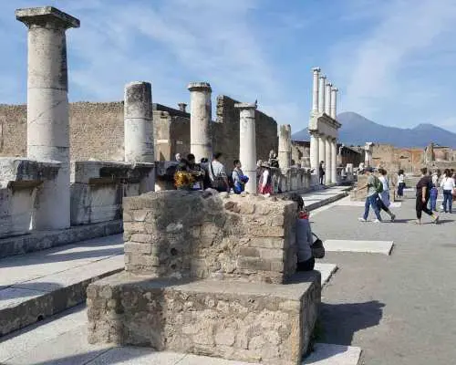 Pompeii: Skip-the-Line Tickets and Tour with Archaeologist｜Italy