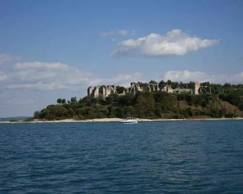 Sirmione: 25 Minute Boat Cruise around the Peninsula｜Italy