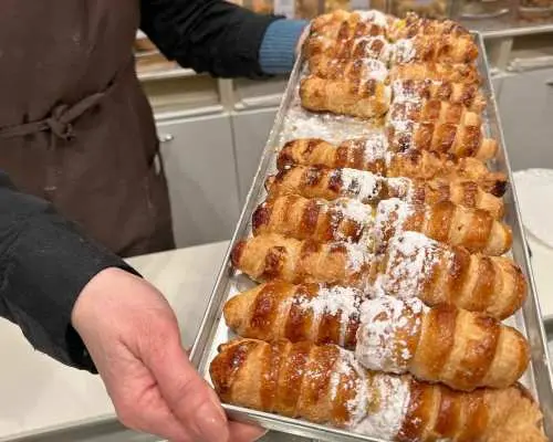 Milan: Gourmet Street Food Tour with Sightseeing and Tasting｜Italy