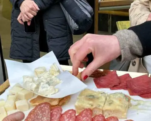 Milan: Gourmet Street Food Tour with Sightseeing and Tasting｜Italy