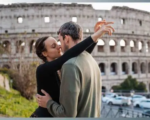 Rome: Romantic Couple Photoshoot Experience at the Colosseum｜Italy