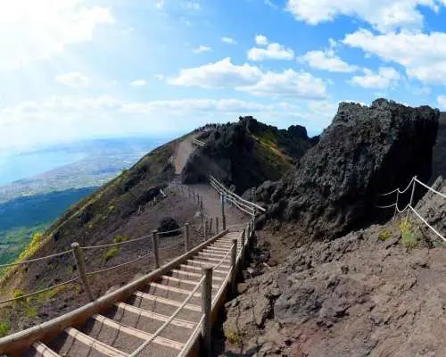 From Pompeii: Vesuvius Entry with Transfer and Audioguide｜Italy