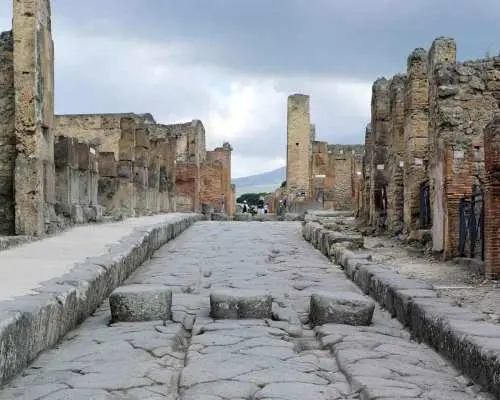 Pompeii private transfer from Naples (or vice versa)｜Italy