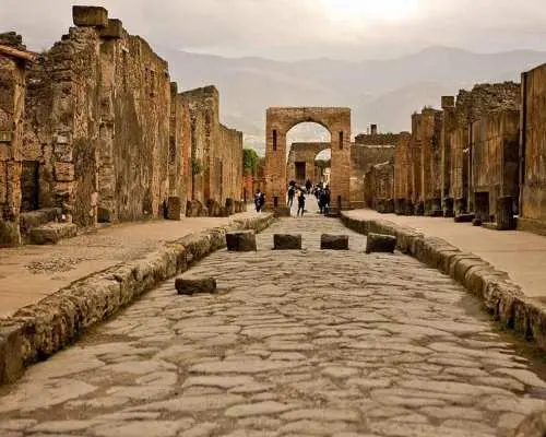 Pompeii private transfer from Naples (or vice versa)｜Italy