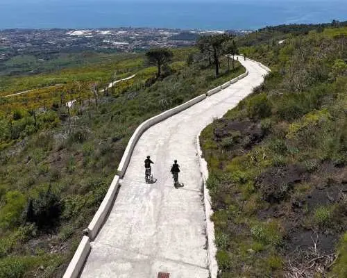 E-bike Vesuvius All Inclusive: Nature, Crater & DOC Wines｜Italy