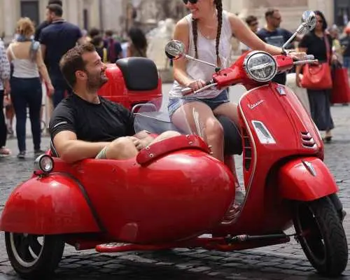 羅馬：Vespa 摩托車邊車之旅，含飯店接送和義式冰淇淋｜義大利