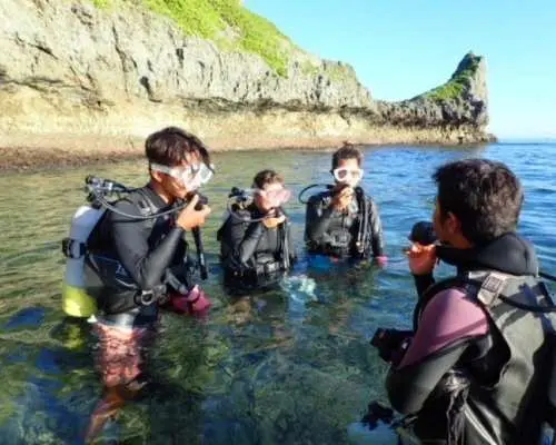 沖縄恩納村発　青の洞窟体験ダイビング　熱帯魚の餌付け＆写真特典付き！（グループ貸切制）