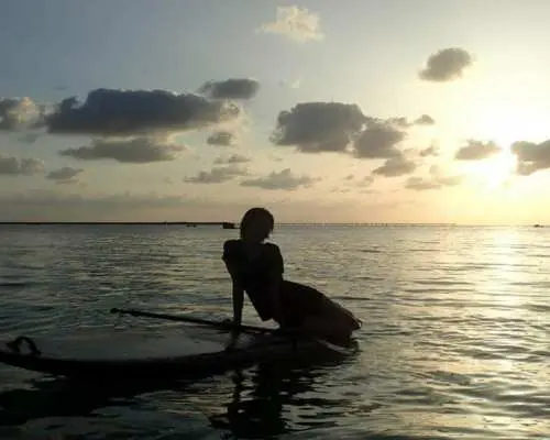 【宮古島/伊良部島】夕陽に包まれて癒しのひと時を…★伊良部島から夕陽を眺めるSUPサンセットプラン～無料撮影＆写真データプレゼント！
