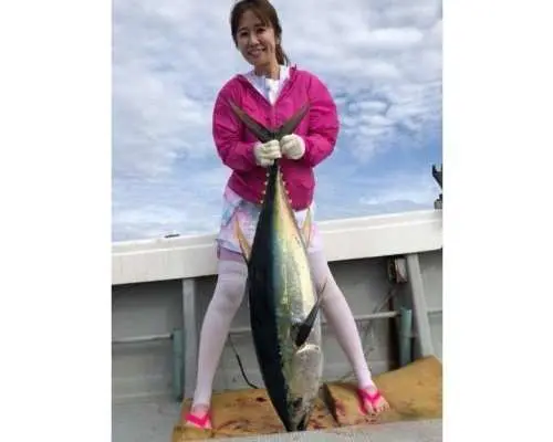 【宮古島｜マグロ釣りの栄真丸】手ぶらで夢の大物マグロ釣り！初めてでも優しい船長がサポートするから安心！乗合コース