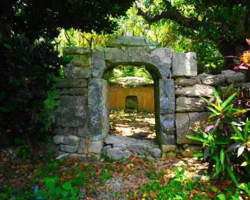 【石垣島】3時間で価値観が変わる!? 地元ガイドと島のルーツを車で巡る 深く心に響く歴史・文化・パワースポットツアー！≪ 歴史のさんぽ道 ≫
