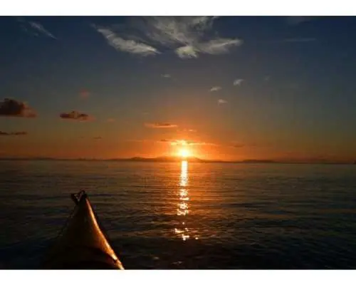 [Ishigaki Island Sunset Kayaking] Watch the sunset sink below the horizon for two at a private spot | Free photos and videos, free drone aerial photography