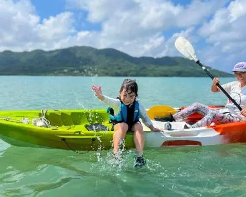 [Ishigaki Island Kayaking] A guide who knows the northern part of the island inside and out will take you on a stroll on the water to hidden spots | Free photos and videos, free drone aerial photography