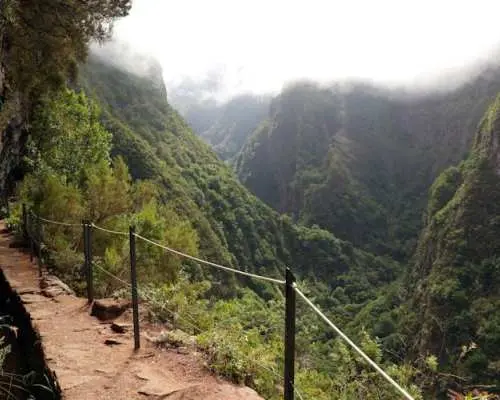 Caldeirão Verde có hướng dẫn đi bộ từ phía tây