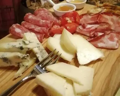 Two-Hour Guided Tasting Session of Local Wines in Siena
