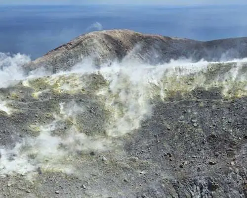 导游带领的徒步之旅，前往火山岛的大火山口