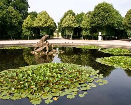 Skip-the-Line Entrance with Guide to Schonbrunn Palace and Gardens