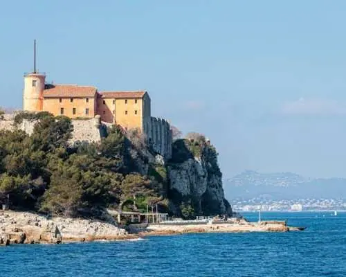 Private exclusive history walk through Cannes with a local expert