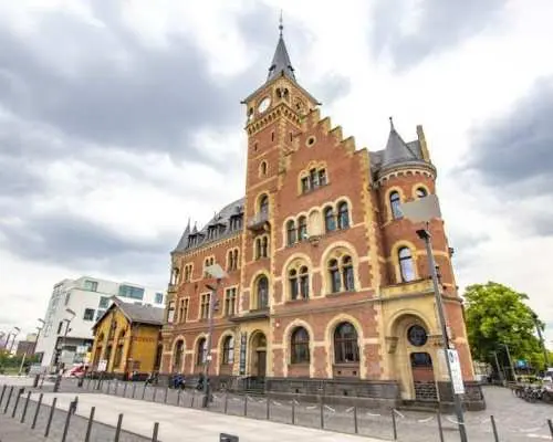 Khám phá lịch sử Cologne qua chuyến đi bộ cùng chuyên gia địa phương.
