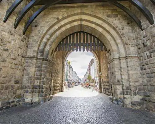 Khám phá lịch sử Cologne qua chuyến đi bộ cùng chuyên gia địa phương.