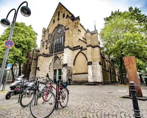 Khám phá lịch sử Cologne qua chuyến đi bộ cùng chuyên gia địa phương.