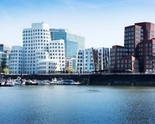 Du ngoạn ngắm cảnh sông bằng thuyền ở Düsseldorf
