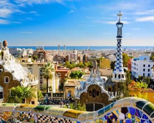 Skip-the-line Tickets and Guided Tour of Sagrada Familia and Park Güell with Transfer