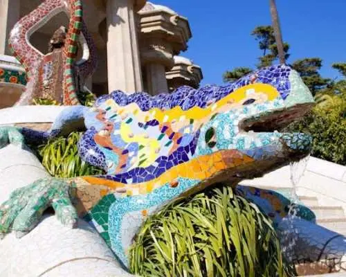 Skip-the-line Tickets and Guided Tour of Sagrada Familia and Park Güell with Transfer