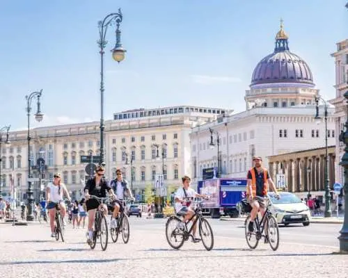 ベルリンの見どころを巡る自転車ツアー（英語）