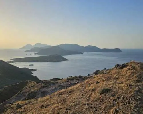 搭乘四輪傳動越野車遊覽火山的隱密風景區