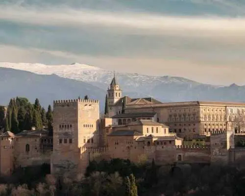 Alhambra Guided Tour and Science Park Entry in Granada