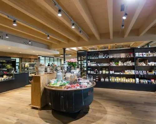 从苏黎世出发，前往 Rapperswil 参观巧克力和起司工厂