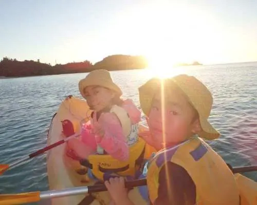 English: [Okinawa, Onna Village] Sunset Kayak Adventure Tour (1.5h) Let's relax and be soothed by the sunset while gently swaying on the sea!