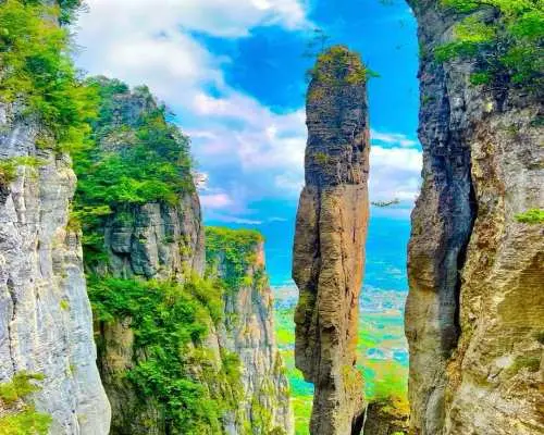 【四成人同行立減HK$200/人】湖北·恩施“地球最美裂痕”純玩6天團｜香港直航約2小時｜全程包9正餐5晚住宿｜恩施大峽谷・清江大峽谷・梭布埡石林・獅子關・土家女兒城｜8-9月出發