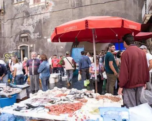 Tour đi bộ tham quan Catania có hướng dẫn viên.