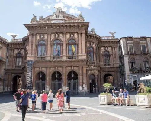 Tour đi bộ tham quan Catania có hướng dẫn viên.