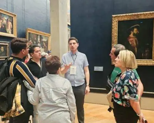Louvre Museum's iconic artworks small group guided tour in English