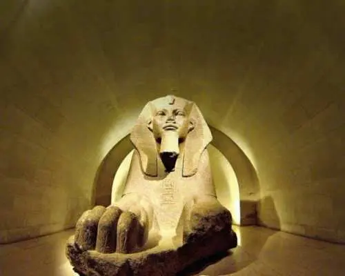 Louvre Museum's iconic artworks small group guided tour in English