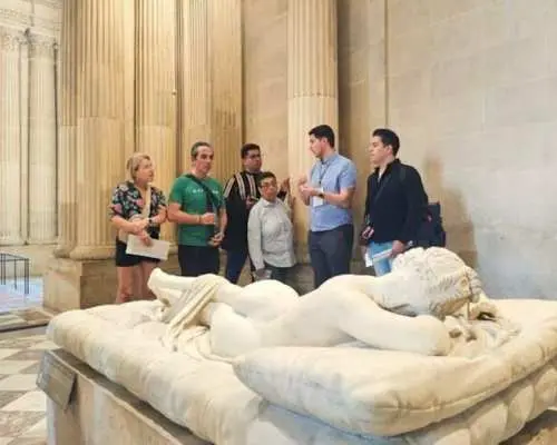 Louvre Museum's iconic artworks small group guided tour in English