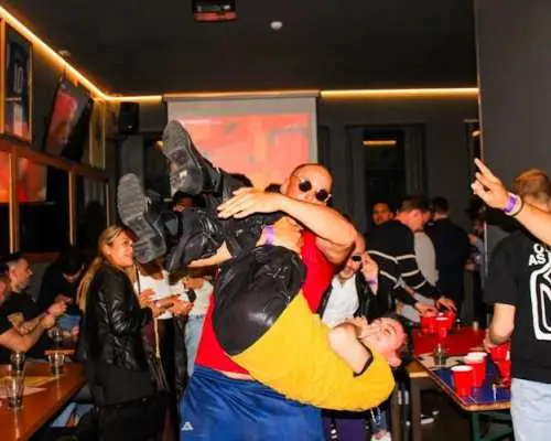 酒吧巡游，包含 4 家酒吧、8 杯饮料、游戏和 VIP 俱乐部入场券