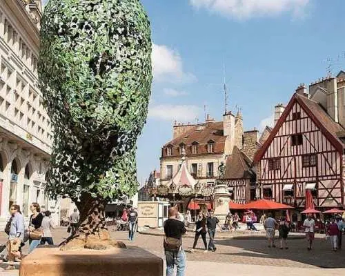 Self guided tour with interactive city game of Dijon