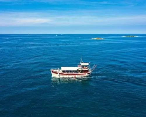 Boat tour in Poreč around 20 Islands with a glass of wine