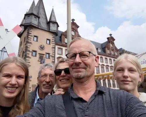 Frankfurt Old Town exploration game and tour
