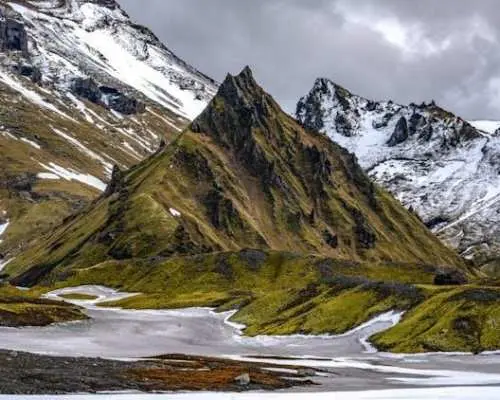 在卡特拉火山下的冰洞中行走