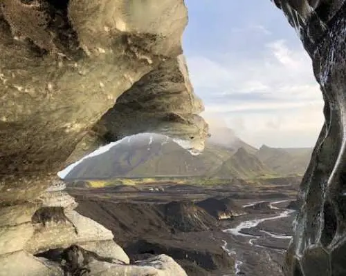 在卡特拉火山下的冰洞中行走