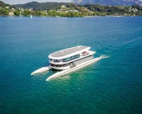 ルツェルン湖での1時間のカタマランクルーズ