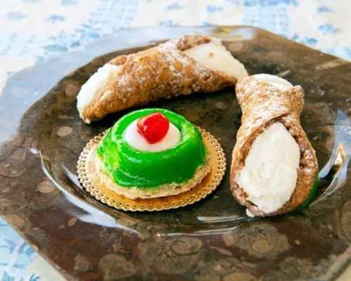 Market tour and dining experience at a Cesarina's home in Taormina