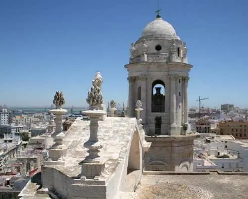 Guided tour of medieval Cadiz landmarks and history