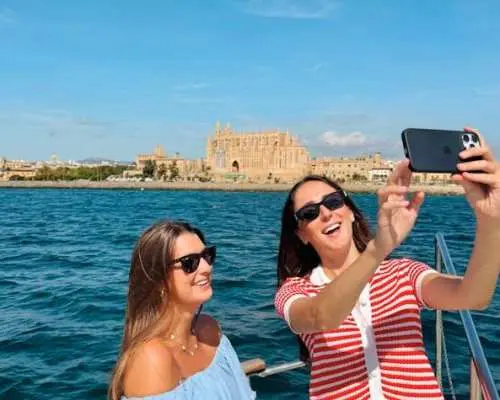 Tour du thuyền có hướng dẫn bằng âm thanh tham quan các điểm tham quan nổi tiếng của Palma.