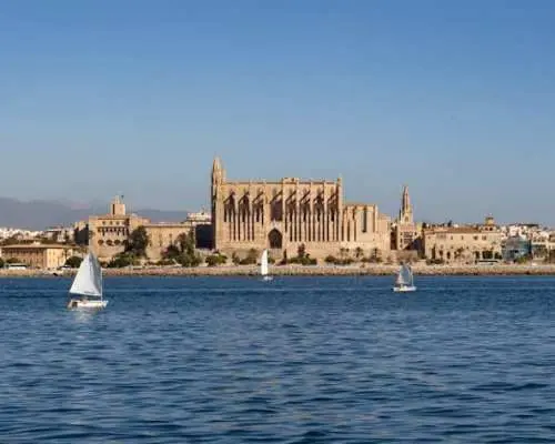 Tour du thuyền có hướng dẫn bằng âm thanh tham quan các điểm tham quan nổi tiếng của Palma.