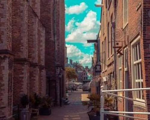 Self guided tour with interactive city game of Delft